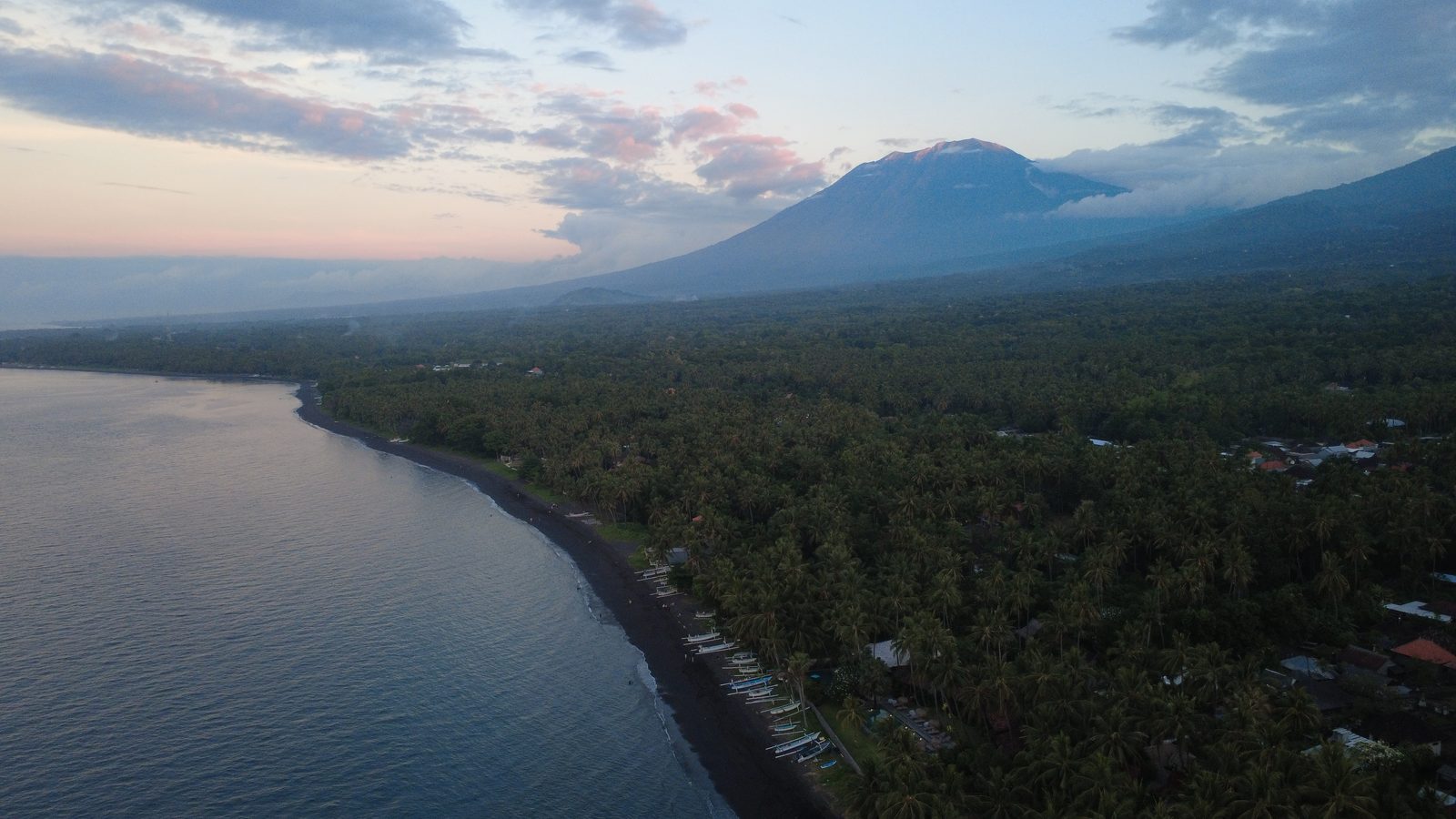 The coast road to Tianyar.